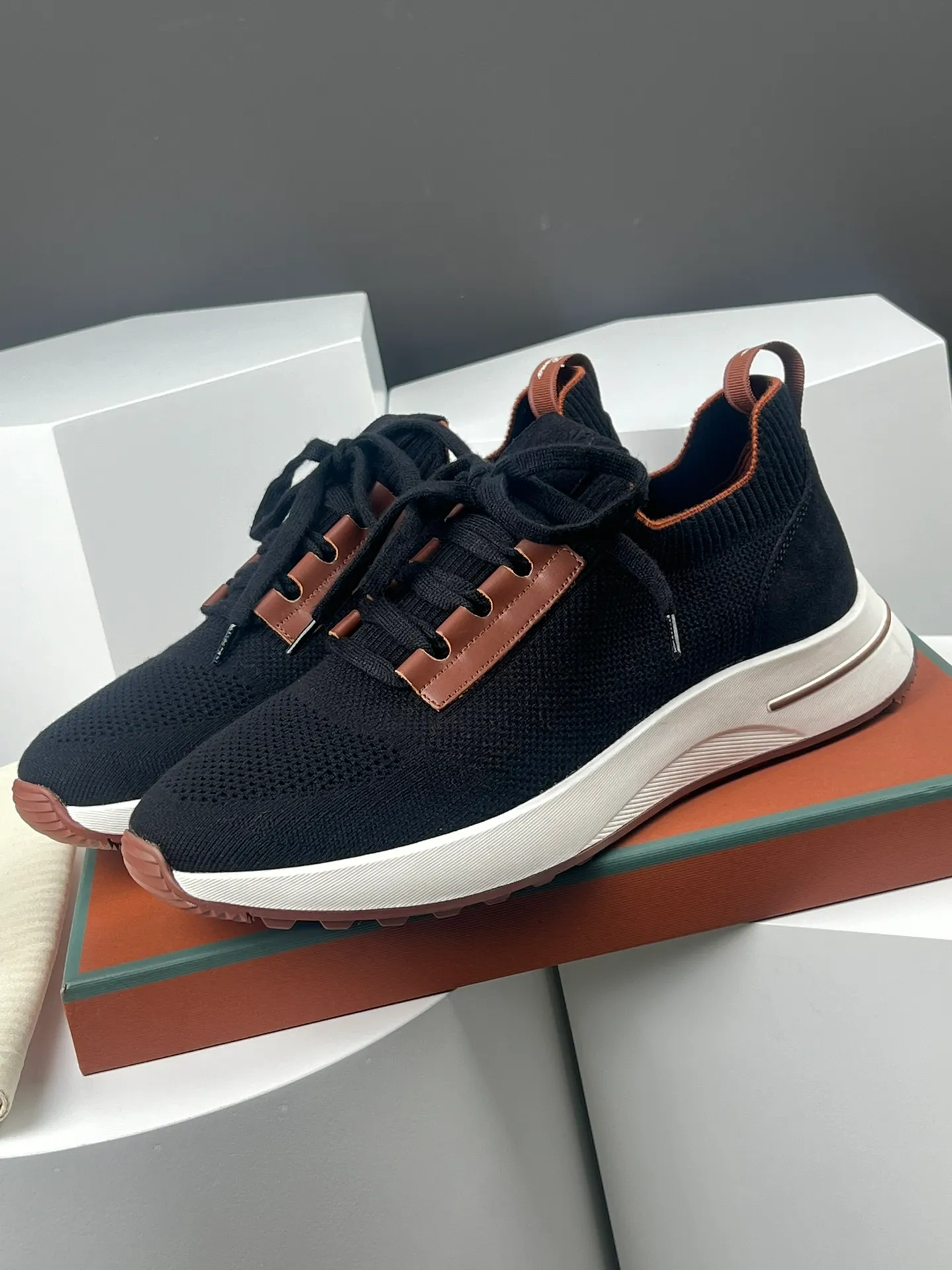 Factory price 420💰L men's shoes💰New product on sale Loro men's shoes💰iana knitted sneakers｜Made of Wish wool blended fabric｜The upper is made of unique knitted fabric production technology｜Comprehensive one-to-one restoration of the counter process｜Additional original molded rubber three-color combination technology outsole｜Size: 39-44 (customized at 45.46)